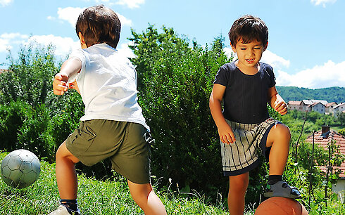 Kinder mit Ball im Bayerischen Wald
